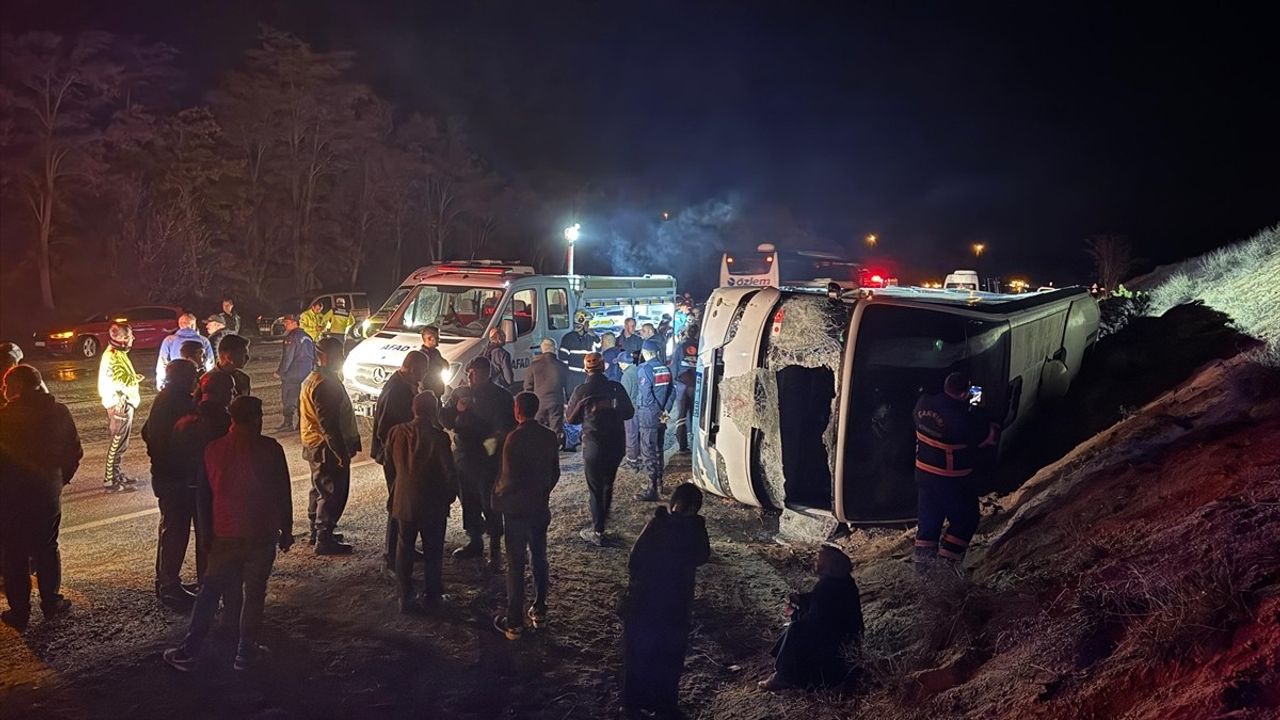 Çankırı'da İşçi Servisi Devrildi: Çok Sayıda Yaralı