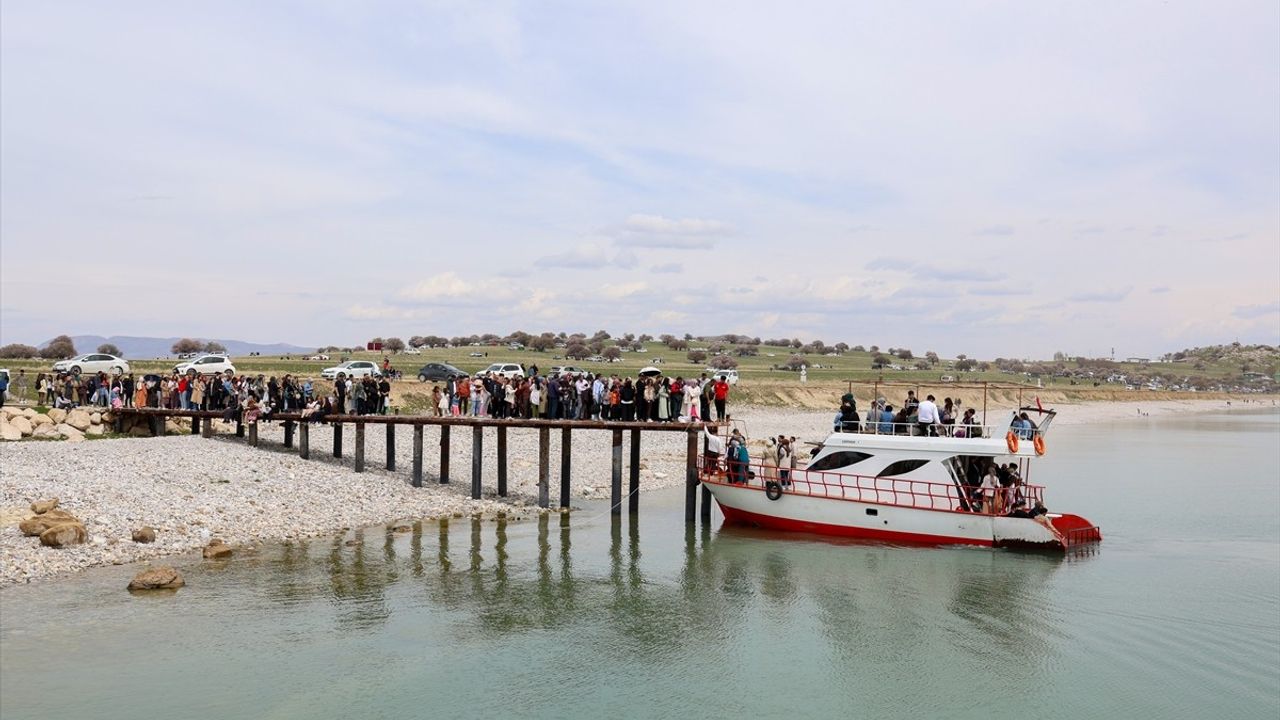 Çarpanak Yarımadası'nda Bahar Coşkusu: Doğaseverler ve Fotoğraf Tutkunları Akın Ediyor