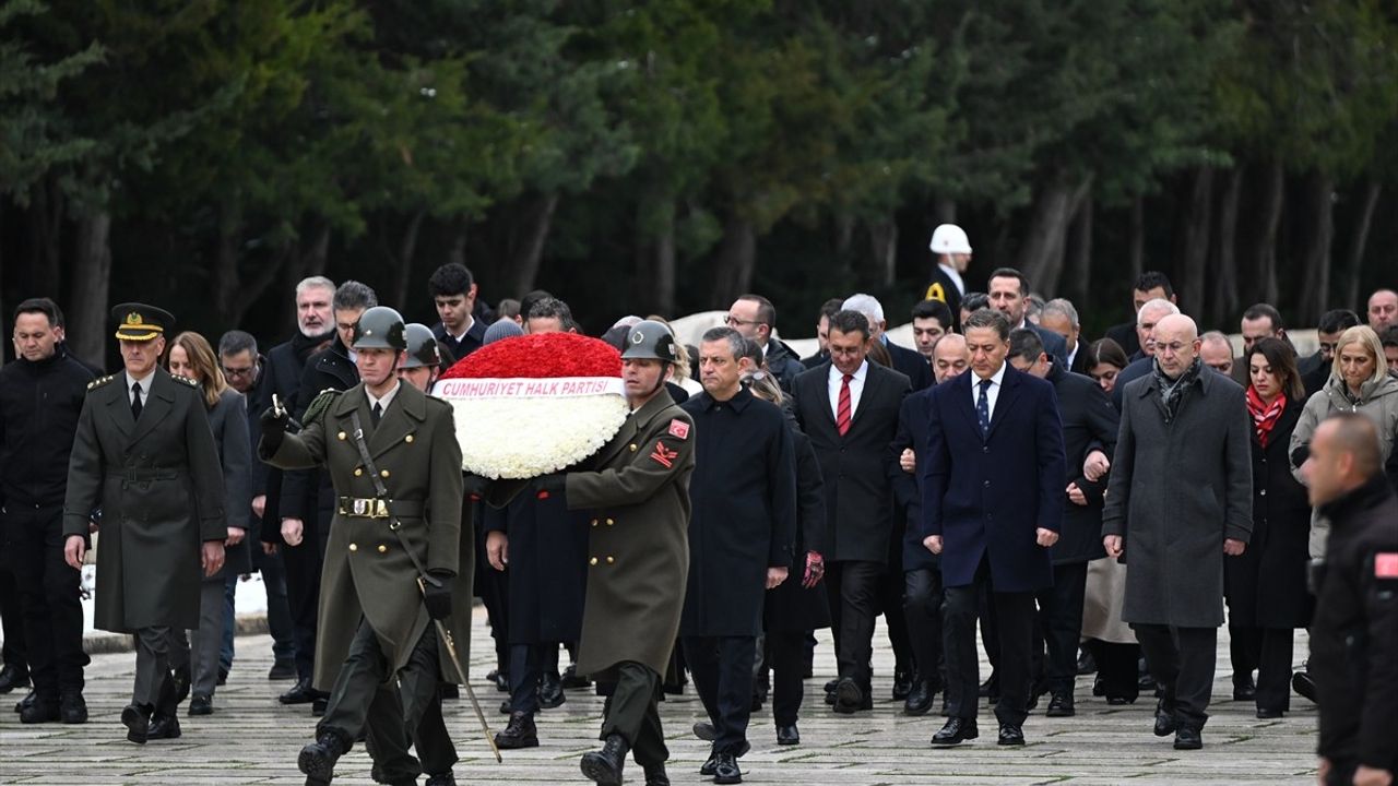 CHP Genel Başkanı Özgür Özel, Anıtkabir'i Ziyaret Etti