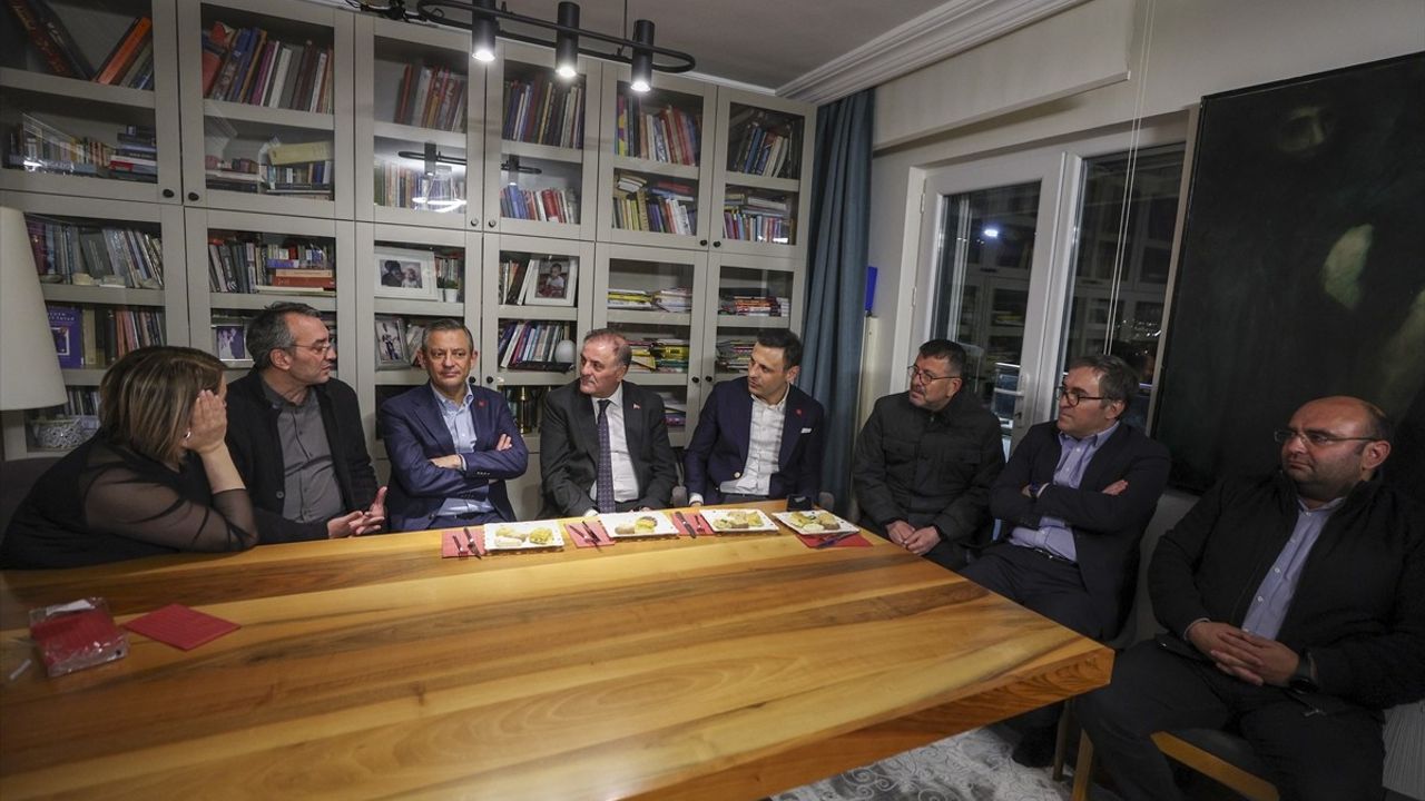 CHP Genel Başkanı Özgür Özel, Mahir Polat'a Geçmiş Olsun Ziyareti Gerçekleştirdi