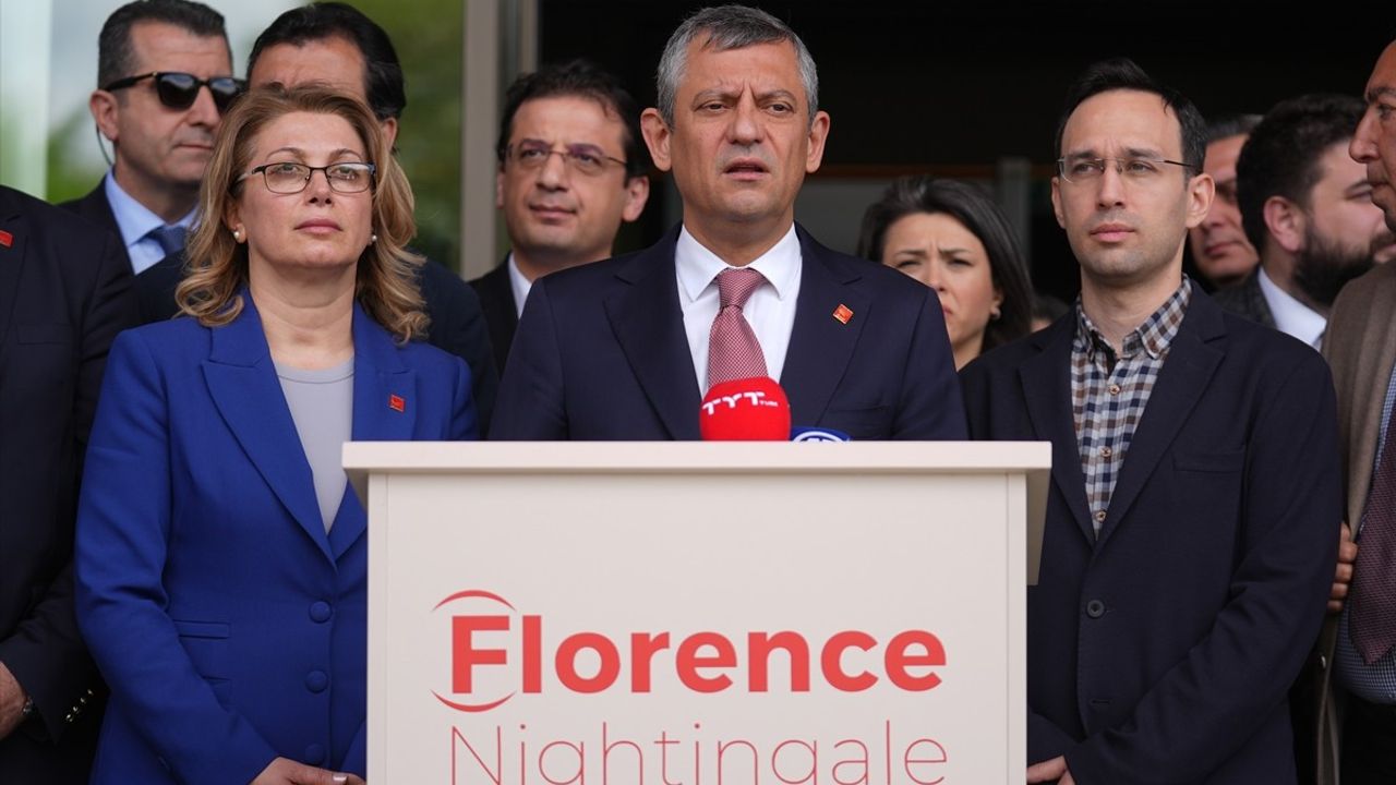 CHP Genel Başkanı Özgür Özel, Sırrı Süreyya Önder'i Hastanede Ziyaret Etti