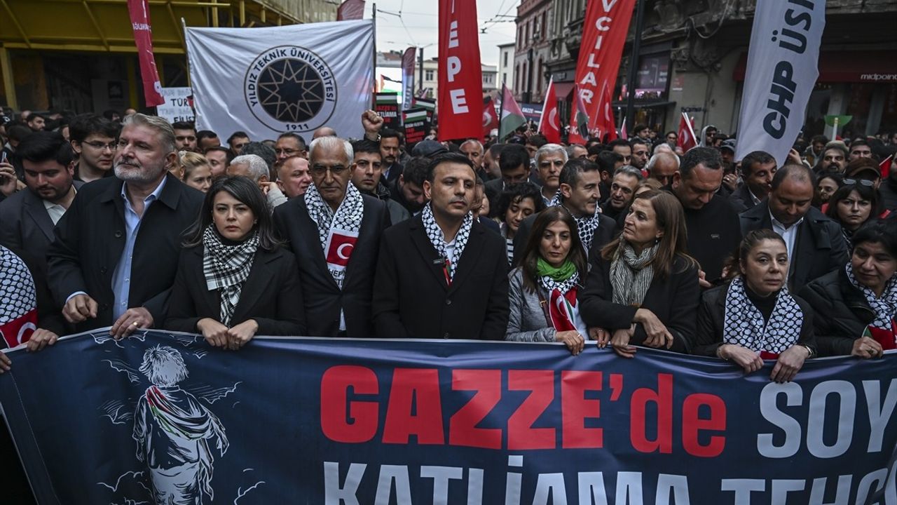 CHP'nin Beyoğlu'nda İzinsiz Gösterisinde Arbede Çıktı
