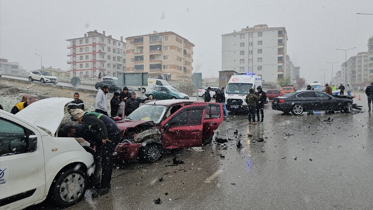 Çorum'da 3 Araçlı Kaza: 4 Yaralı