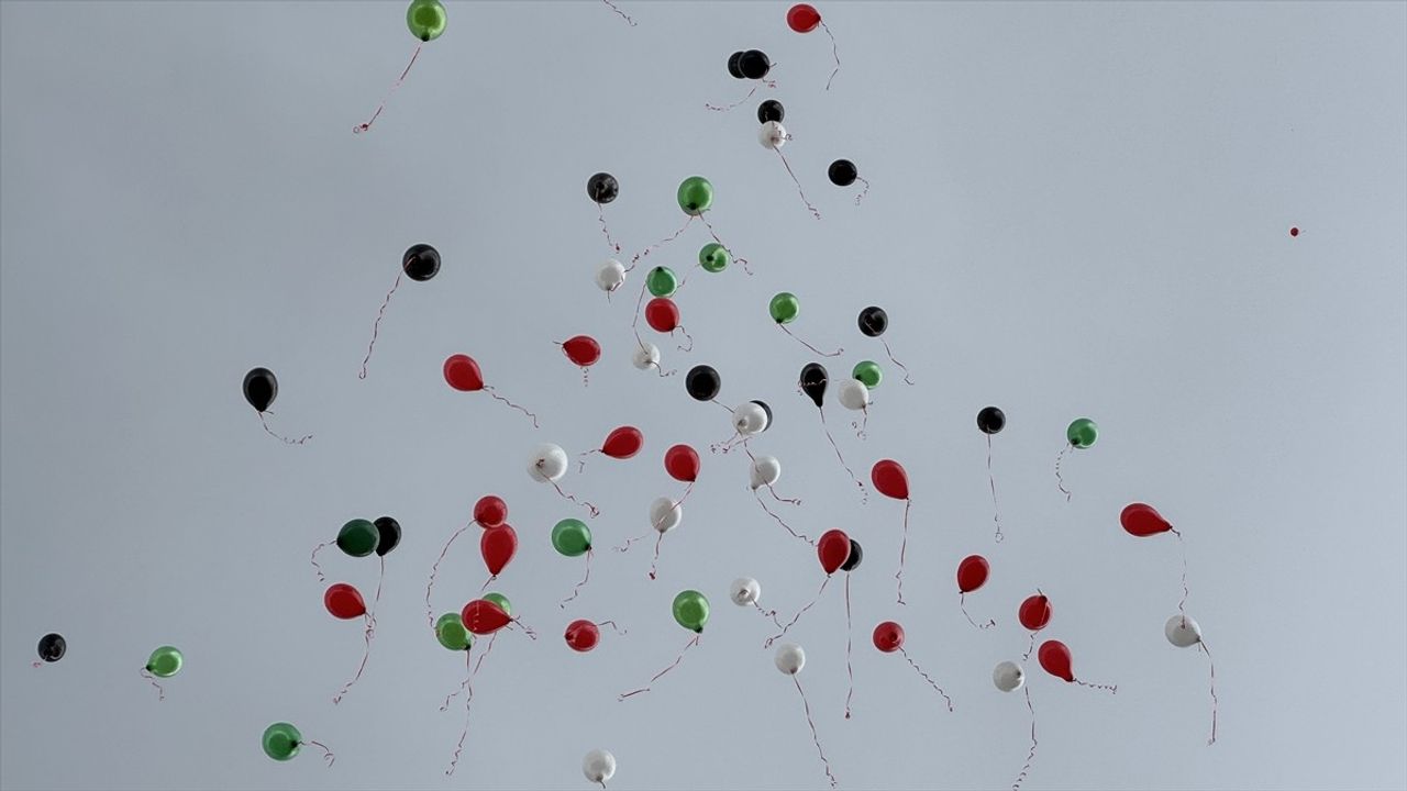 Çorum'da Çocuklar, Filistinli Kardeşleri İçin Balon Uçurdu