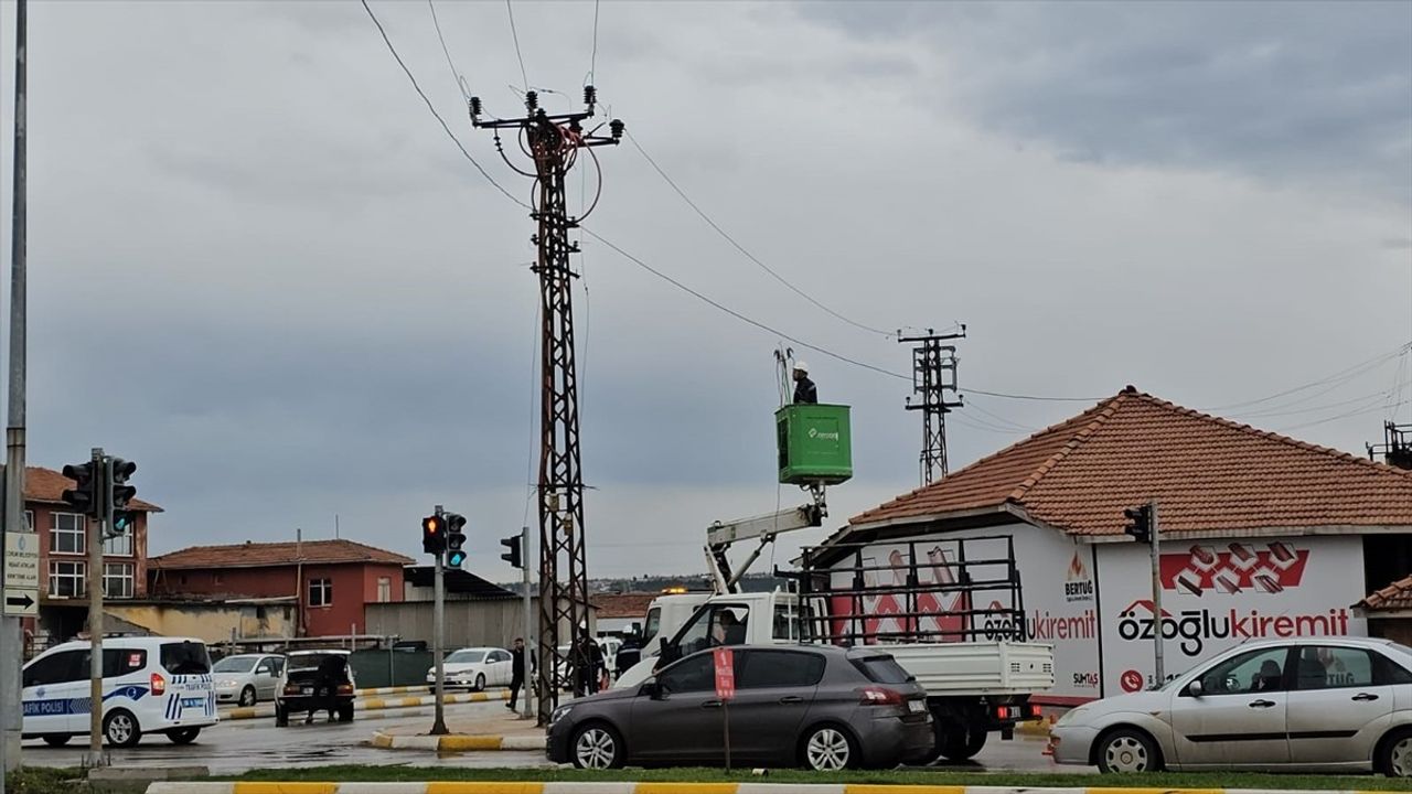 Çorum'da Elektrik Direğindeki Patlama Kabloları Yola Düşürdü