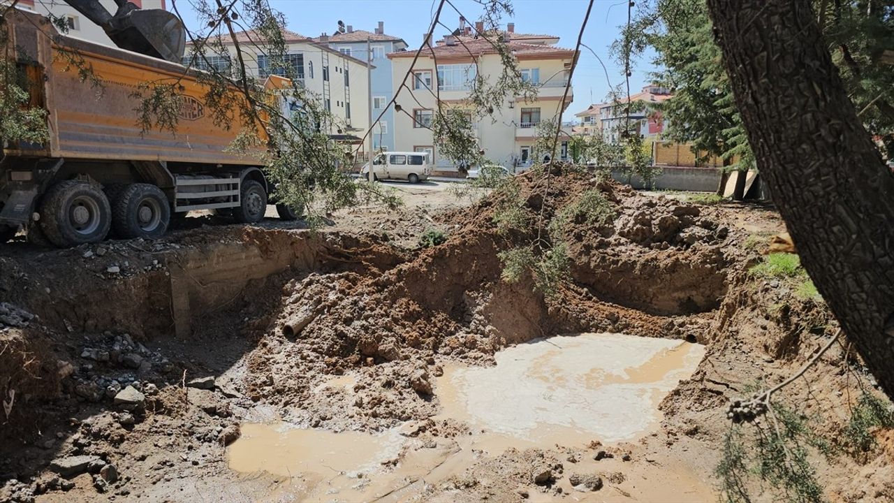 Çorum'da İş Makinesi Su Borusunu Patlattı: Cadde ve Sokaklar Suyla Kaplandı