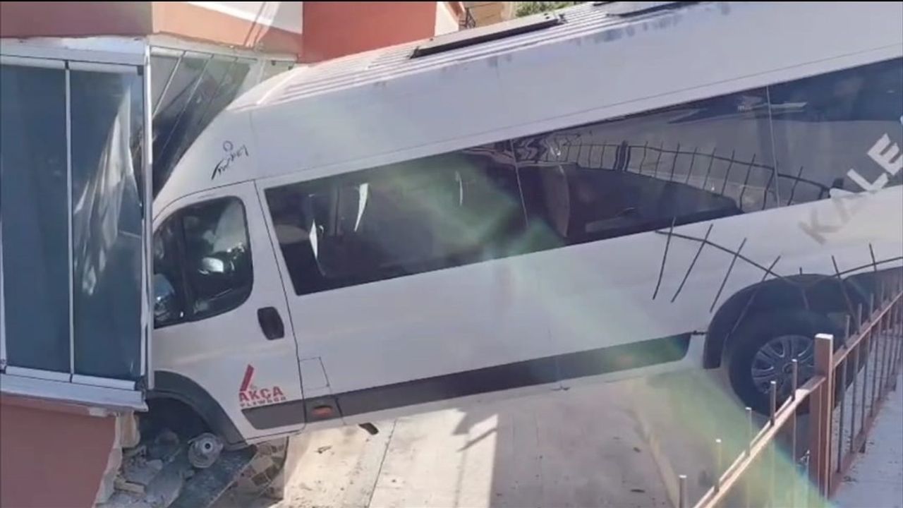 Çorum'da Okul Servisi Balkonlara Girdi: İki Öğrenci Yaralandı