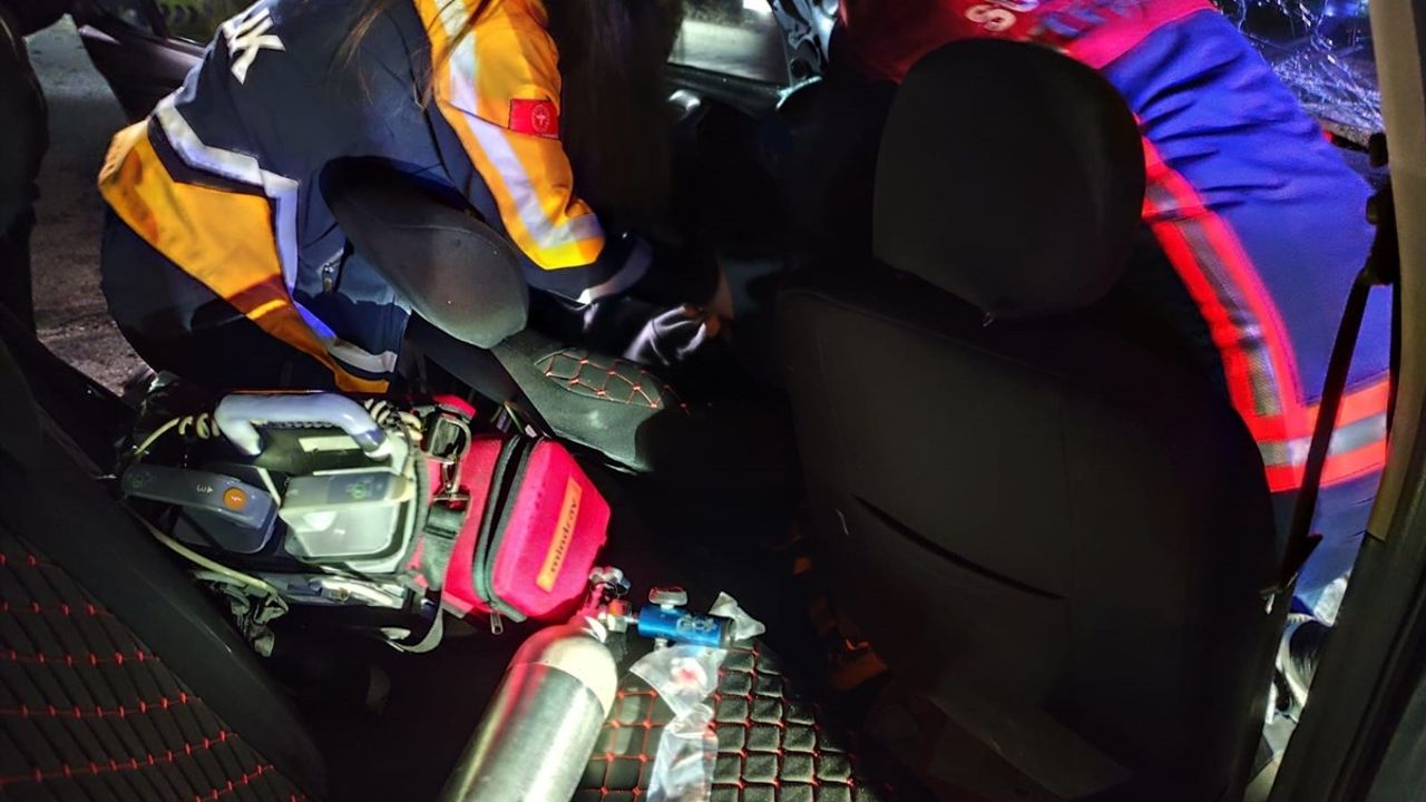 Çorum'da Otomobil Tıra Çarptı: Sürücü Hastanede Hayatını Kaybetti