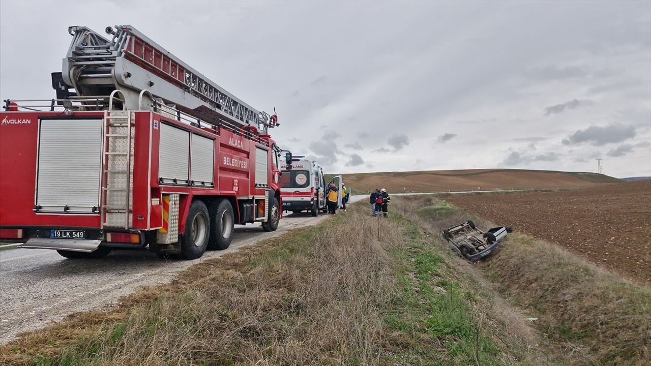 Çorum'da Şarampole Devrilen Otomobildeki 2 Kişi Yaralandı