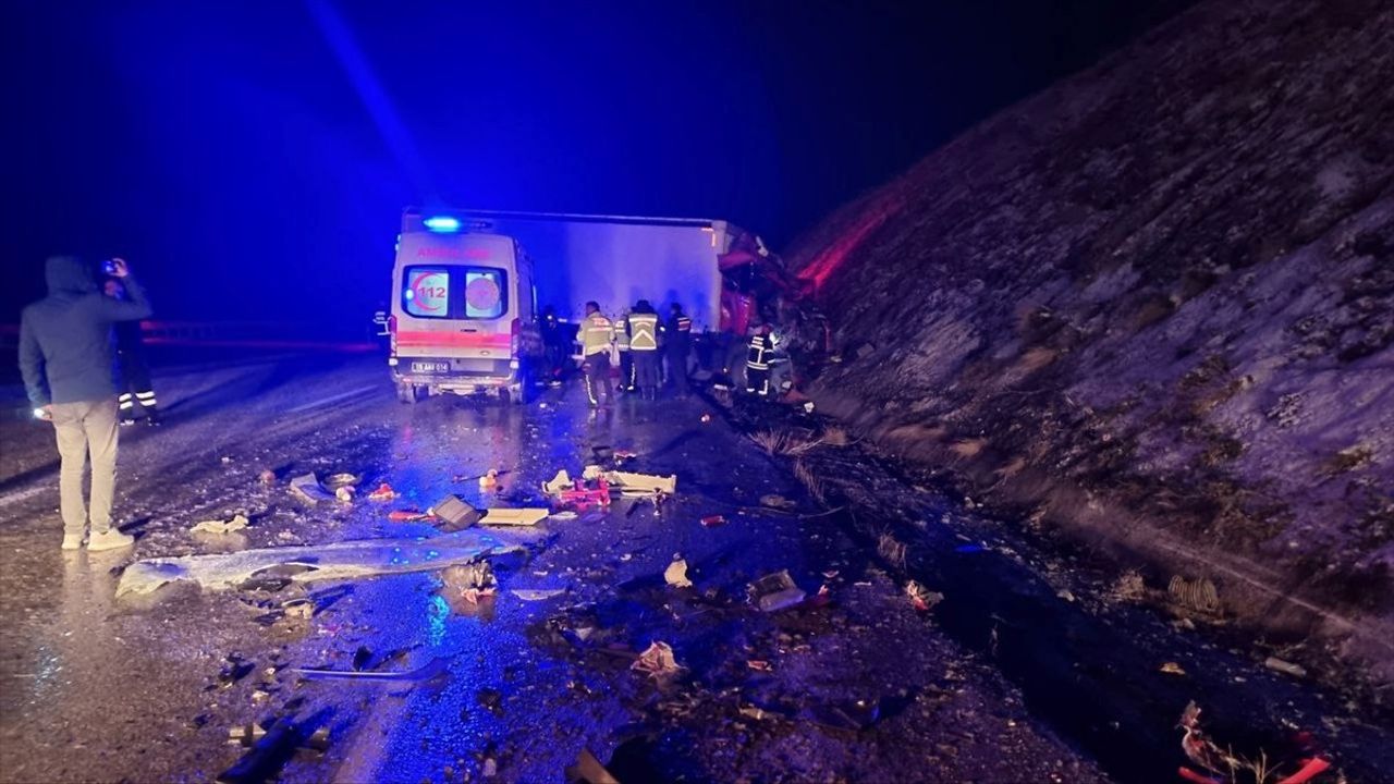 Çorum'da Tırla Çarpışan Kamyondaki 3 Kişi Yaralandı