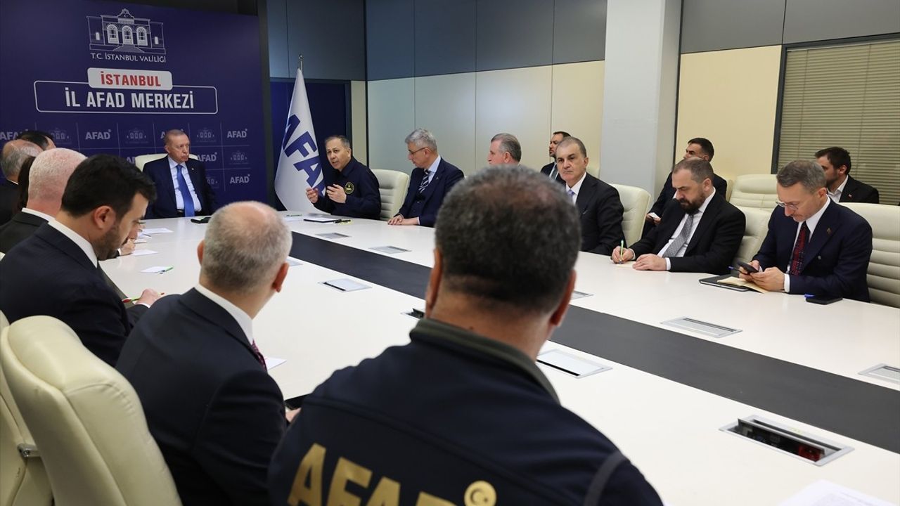 Cumhurbaşkanı Erdoğan, İstanbul AFAD Kriz Merkezinde Deprem Brifingi Aldı