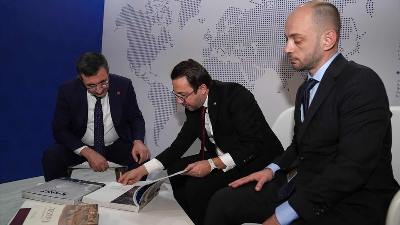 Cumhurbaşkanı Yardımcısı Yılmaz, Antalya Diplomasi Forumu'nda AA Standını Ziyaret Etti