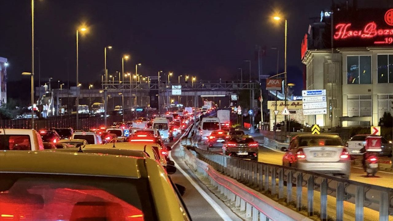 D-100 Kara Yolunda Yenibosna Üst Geçidi Sökümü Nedeniyle Trafik Akışı Etkileniyor