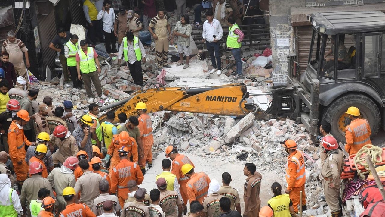 Delhi'de 4 Katlı Bina Çöktü: 4 Ölü, 10 Kişi Enkaz Altında