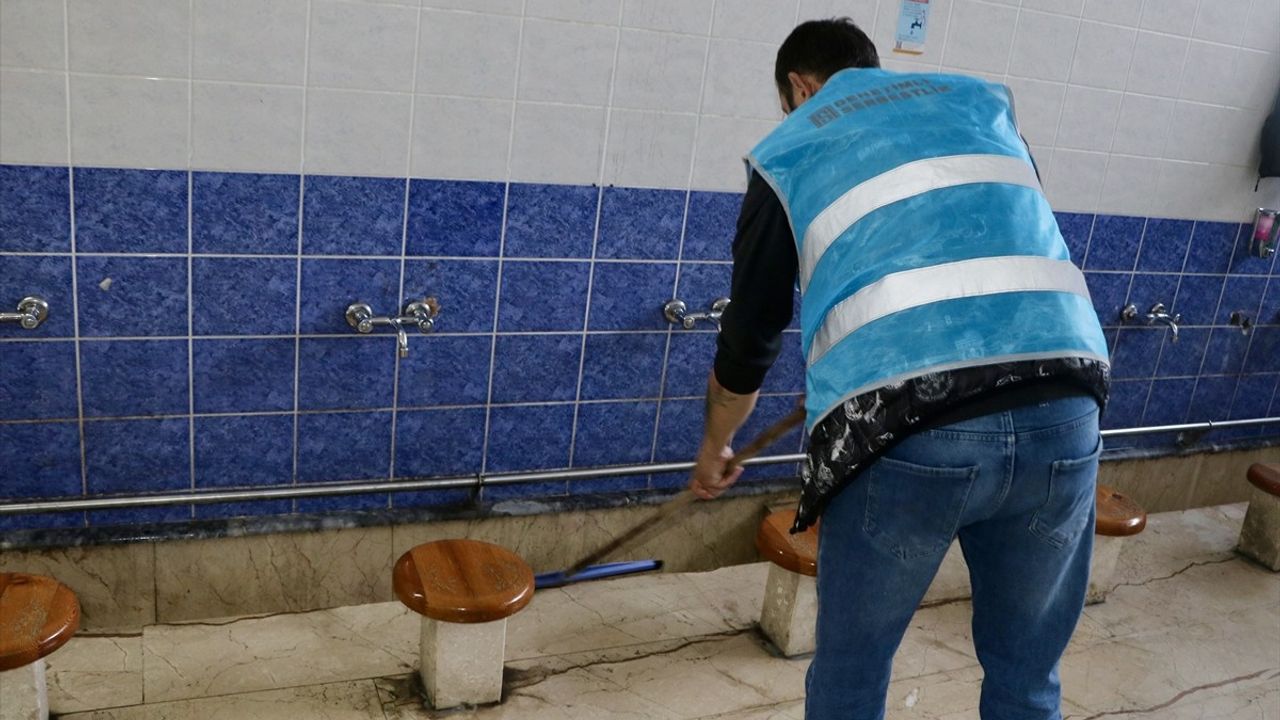 Denetimli Serbestlik Kapsamında Camide Temizlik Görevi: Okan K.'nın Hikayesi