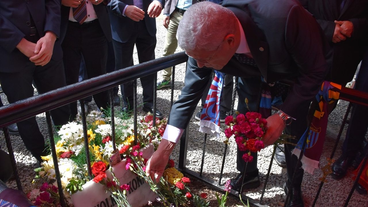 Dervişoğlu'ndan Anlamlı Ziyaret: Eren Bülbül, Volkan Konak ve Özkan Sümer'in Mezarı Ziyaret Edildi