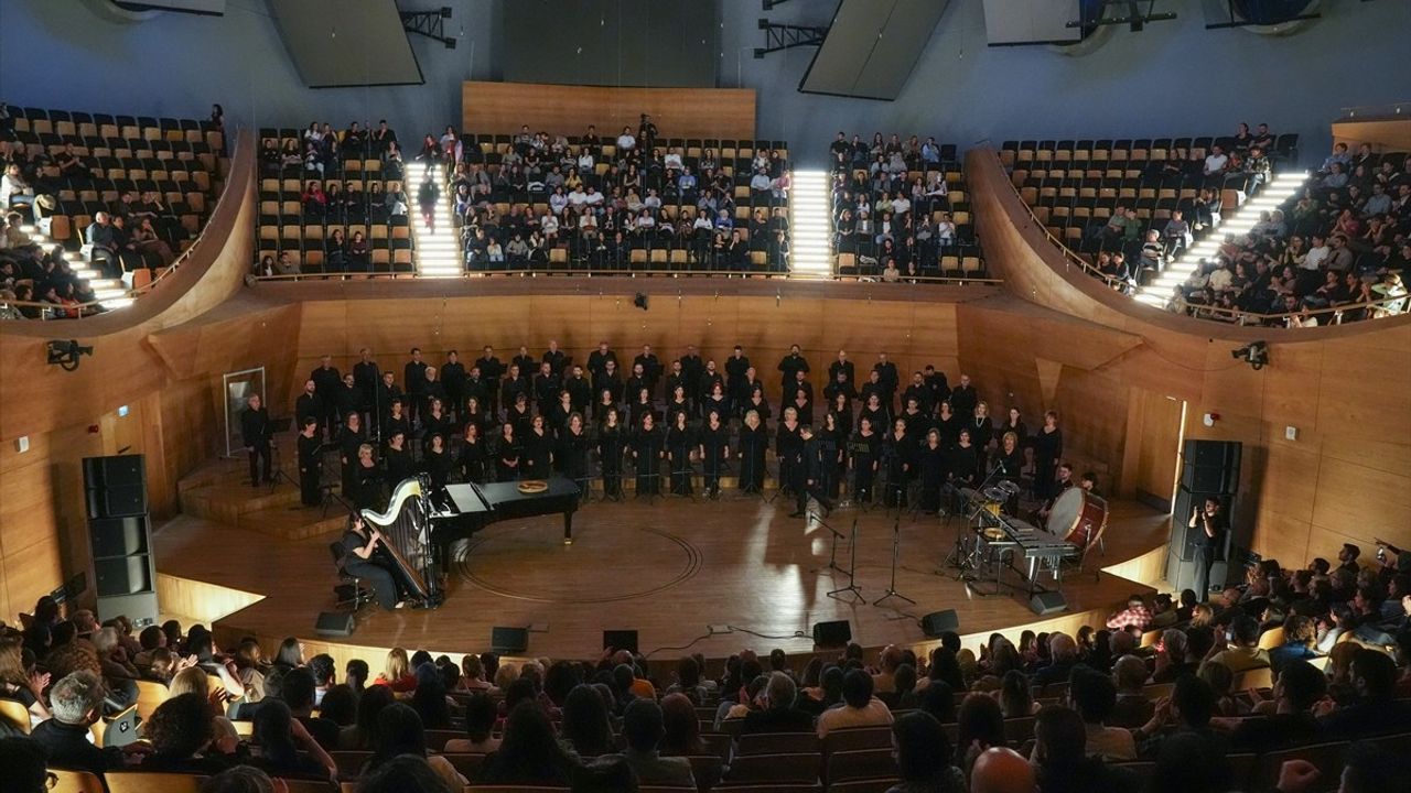 Devlet Çoksesli Korosu'ndan İkinci 'Aurora' Konseri Büyüledi