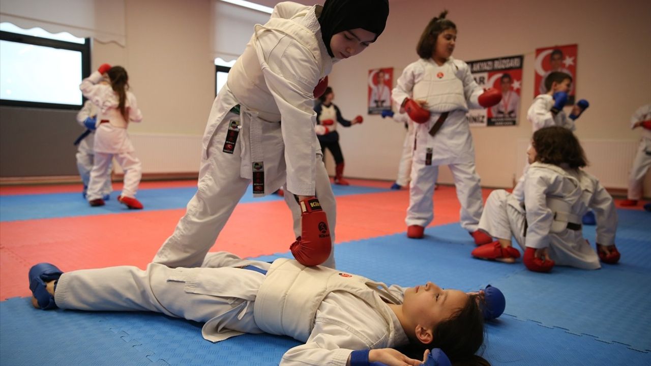 Diyabetli Genç Karateci Dilara İrem, Milli Forma Hedefliyor