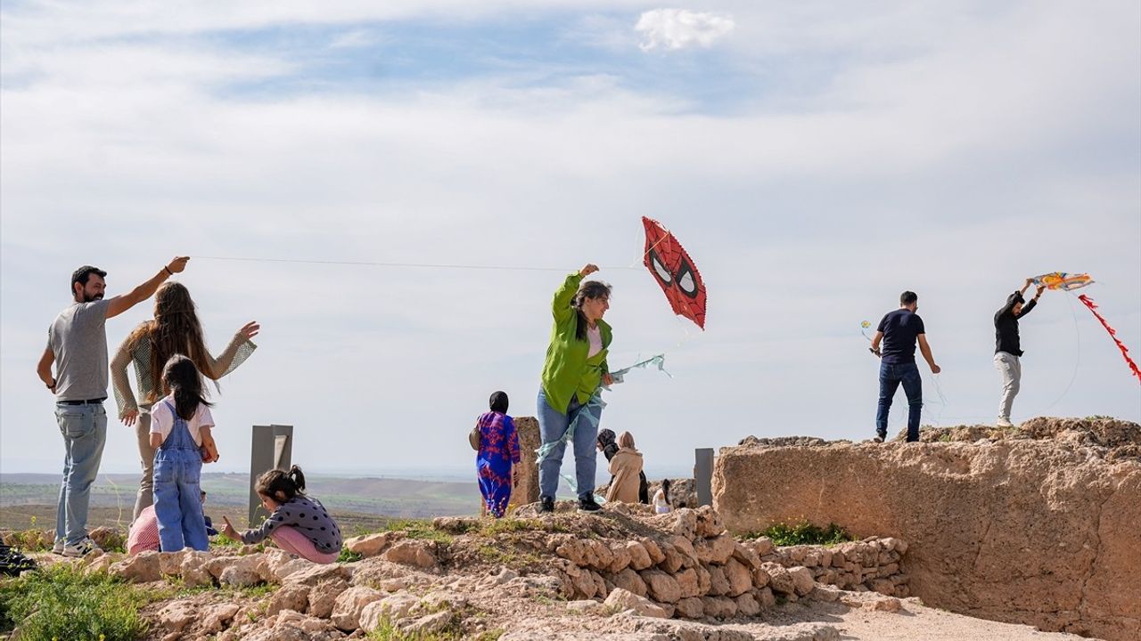 Diyarbakır'da Çocuklar, 3 Bin Yıllık Zerzevan Kalesi'nde Uçurtma Şenliği Düzenledi