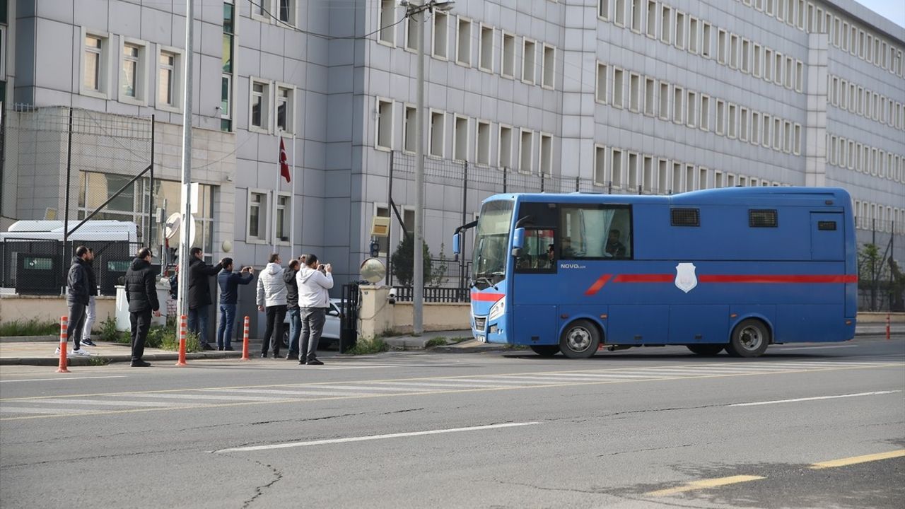 Diyarbakır'da Narin Güran Cinayetinde 12 Sanık ve 3 Çocuğun Yargılanmasına Başlandı