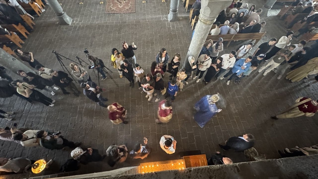 Diyarbakır'da Paskalya Bayramı Surp Giragos Kilisesi'nde Coşkuyla Kutlandı