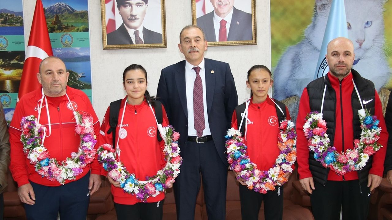 Dünya Liseler Şampiyonası'nda Madalya Kazanan Vanlı Sporcular Coşkuyla Karşılandı