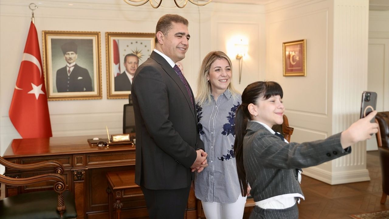 Düzce'de 23 Nisan Coşkusu: Temsili Vali Türkü Söyledi