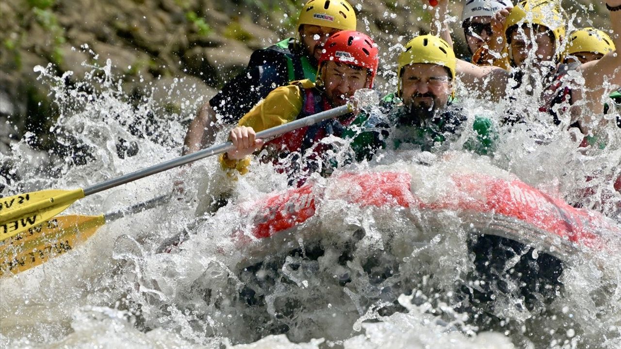 Düzce'de Rafting Heyecanı: Maceraseverler Melen Çayı'nda Buluştu