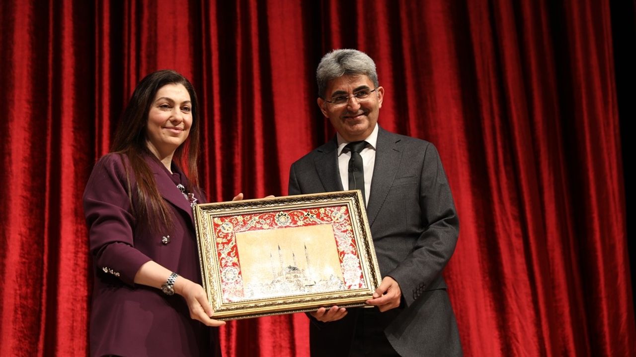 Edirne'de Mutlu Aile ve Başarılı Çocuk Yetiştirmenin Sırları Anlatıldı