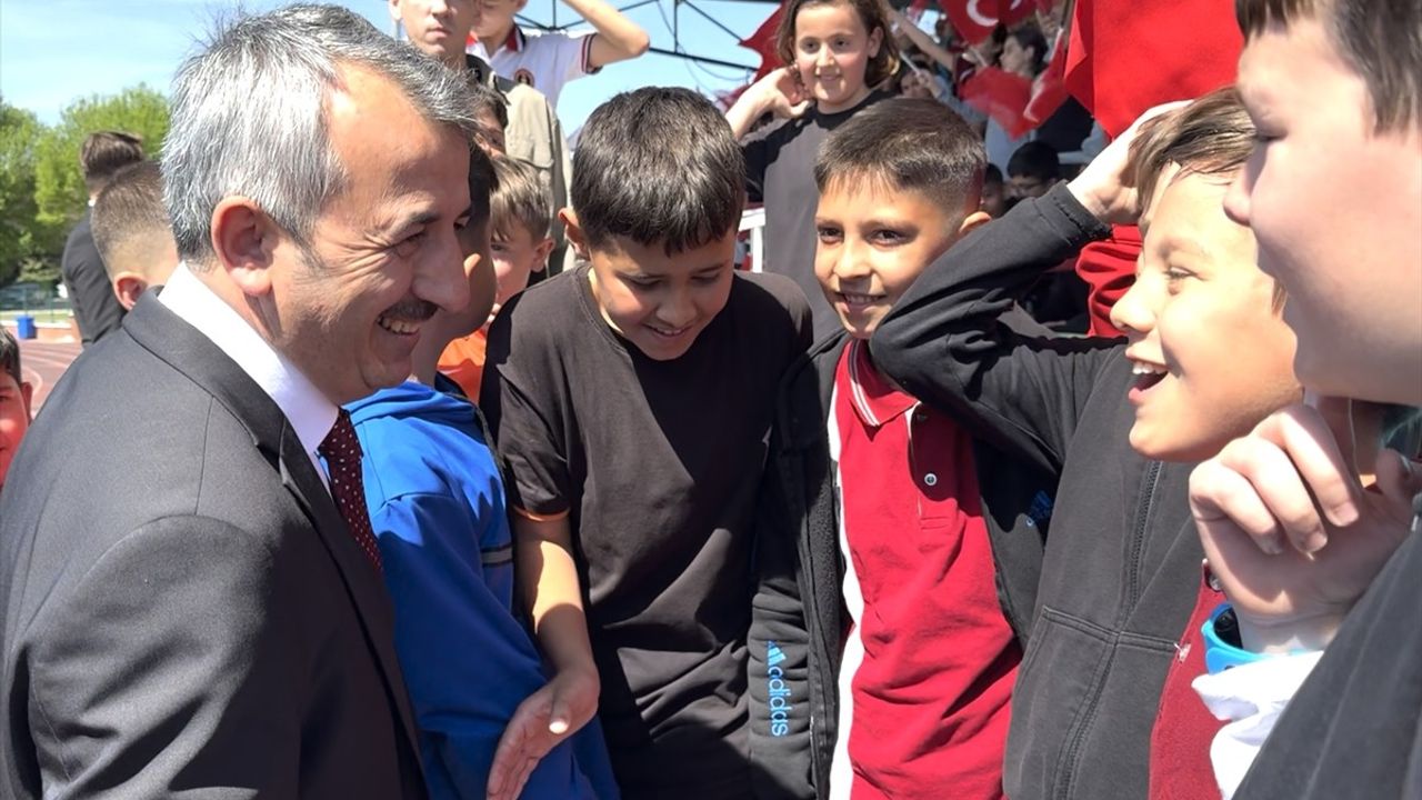 Edirne'de Öğrenciler Vali Sezer'e Tezahürat Etti