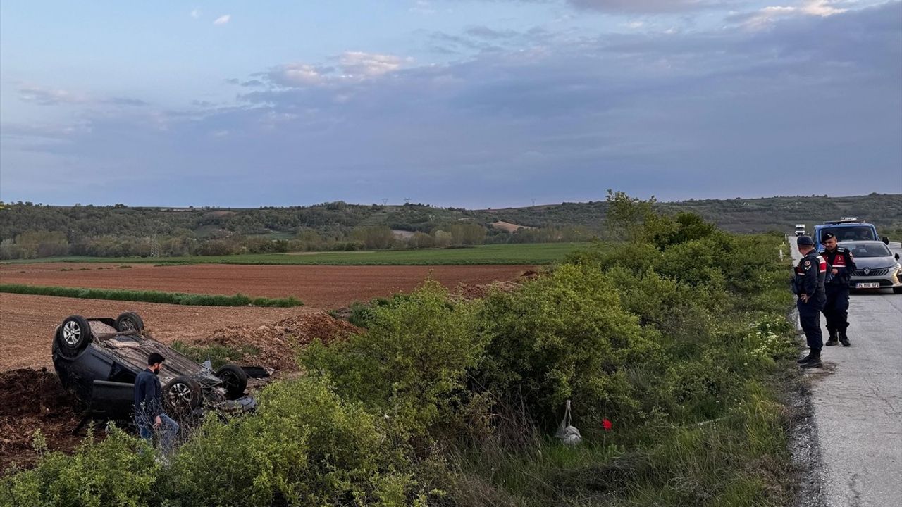 Edirne'de Otomobil Tarla İçine Devrildi: Sürücü Ağır Yaralı