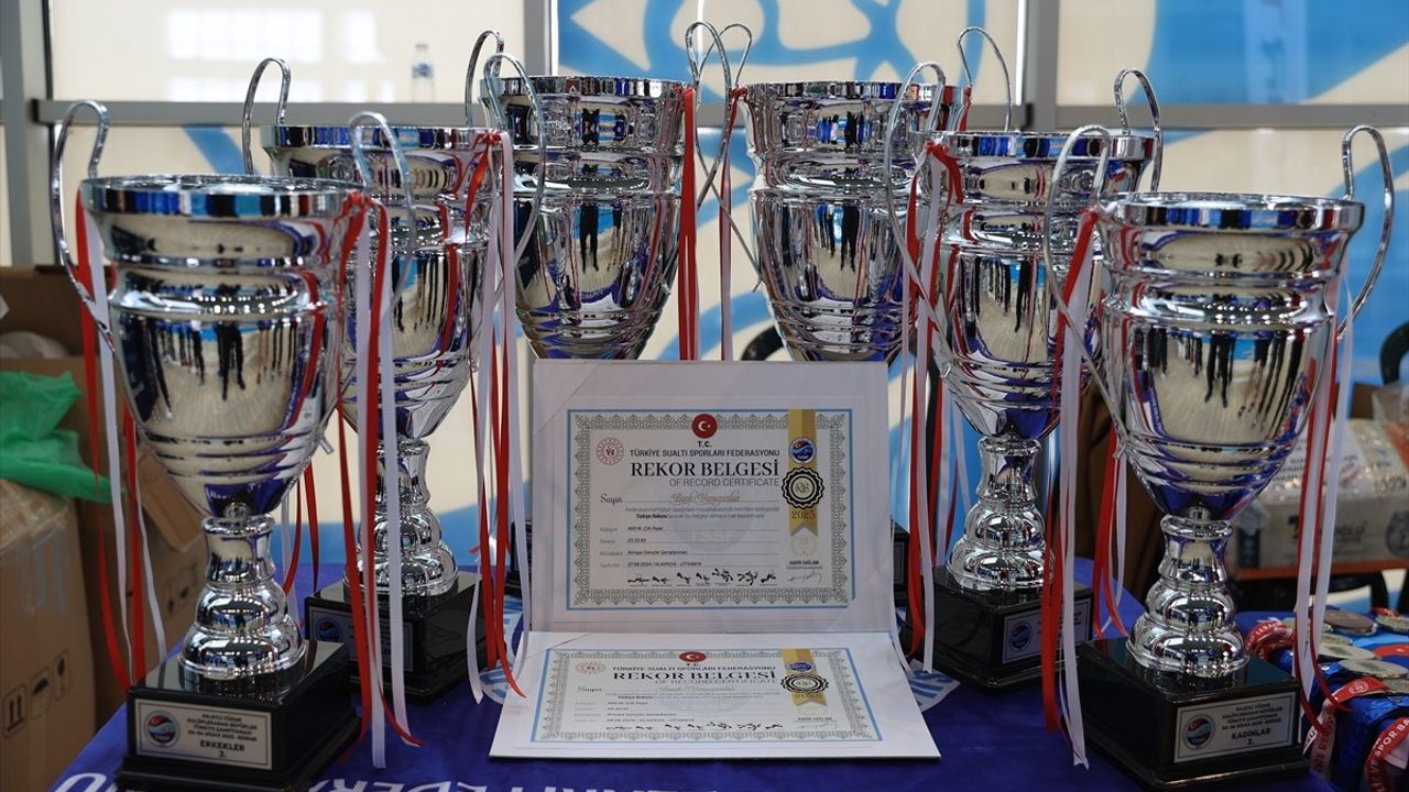 Edirne'de Paletli Yüzme Şampiyonası ve Milli Takım Seçmeleri Tamamlandı