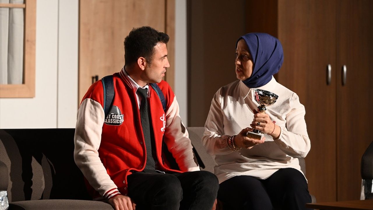 Edirne'deki Polislerin Sahnelediği Tiyatro Oyunu Duygusal Anlar Yaşattı