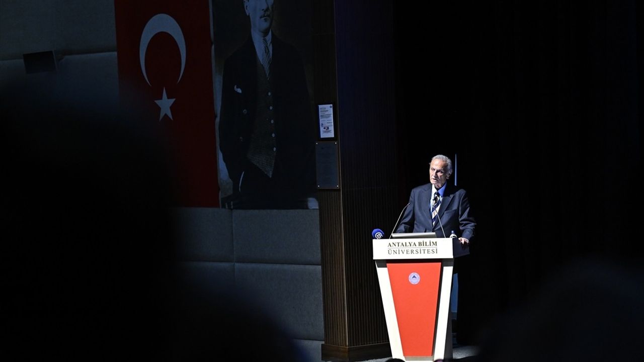 Ediz Hun, Antalya Bilim Üniversitesi'nde Konferans Verdi