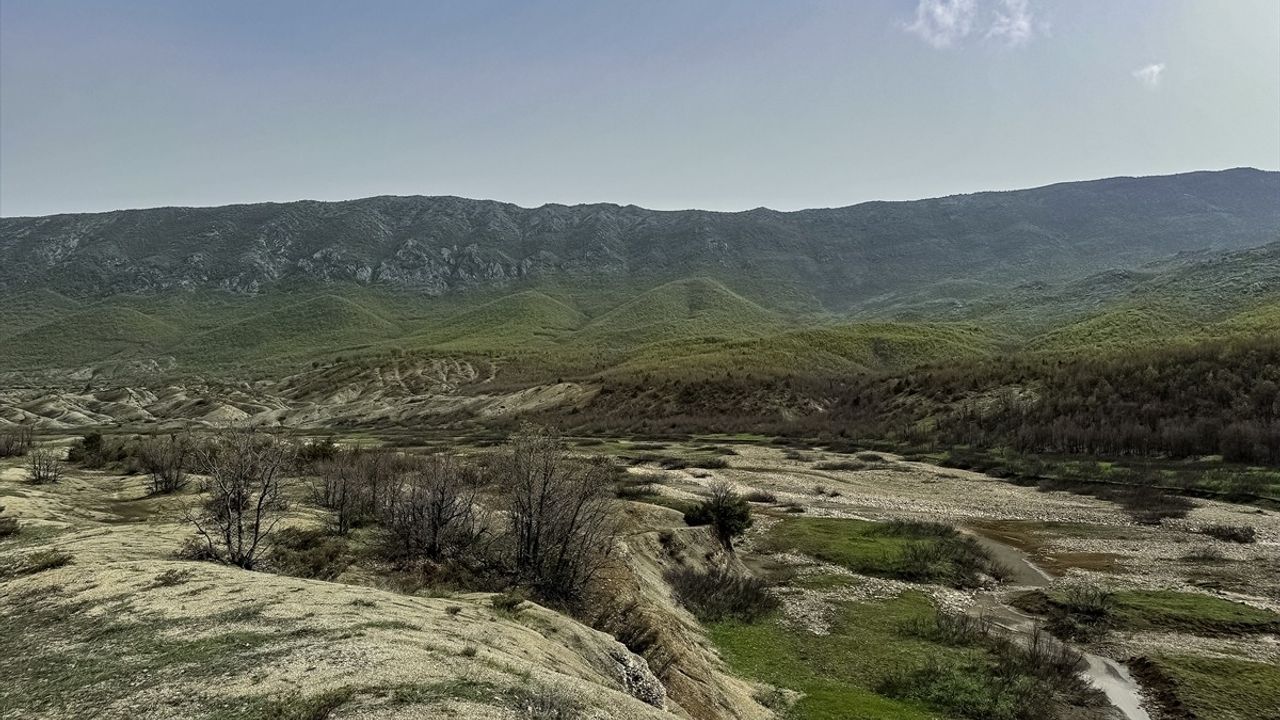 Elazığ'da Doğaseverler 'Ağlayan Gelinler'i Fotoğraflamak İçin Görese Dağı'na Tırmanıyor