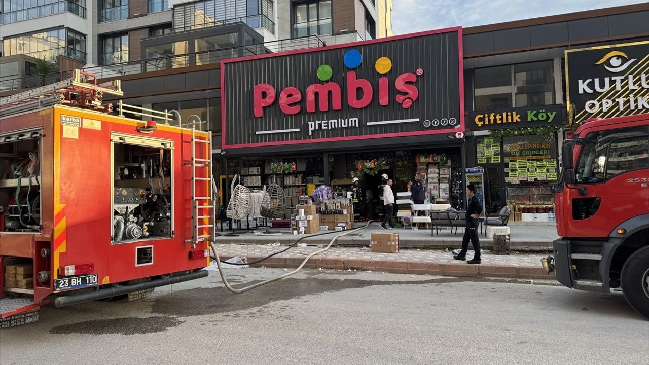 Elazığ'da Ev Eşyası Mağazasında Yangın Çıktı