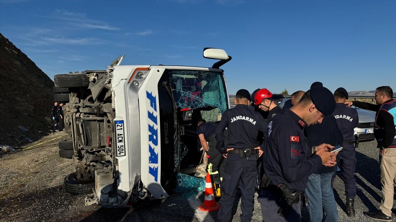 Elazığ'da Midibüs Devrildi: 25 Yaralı