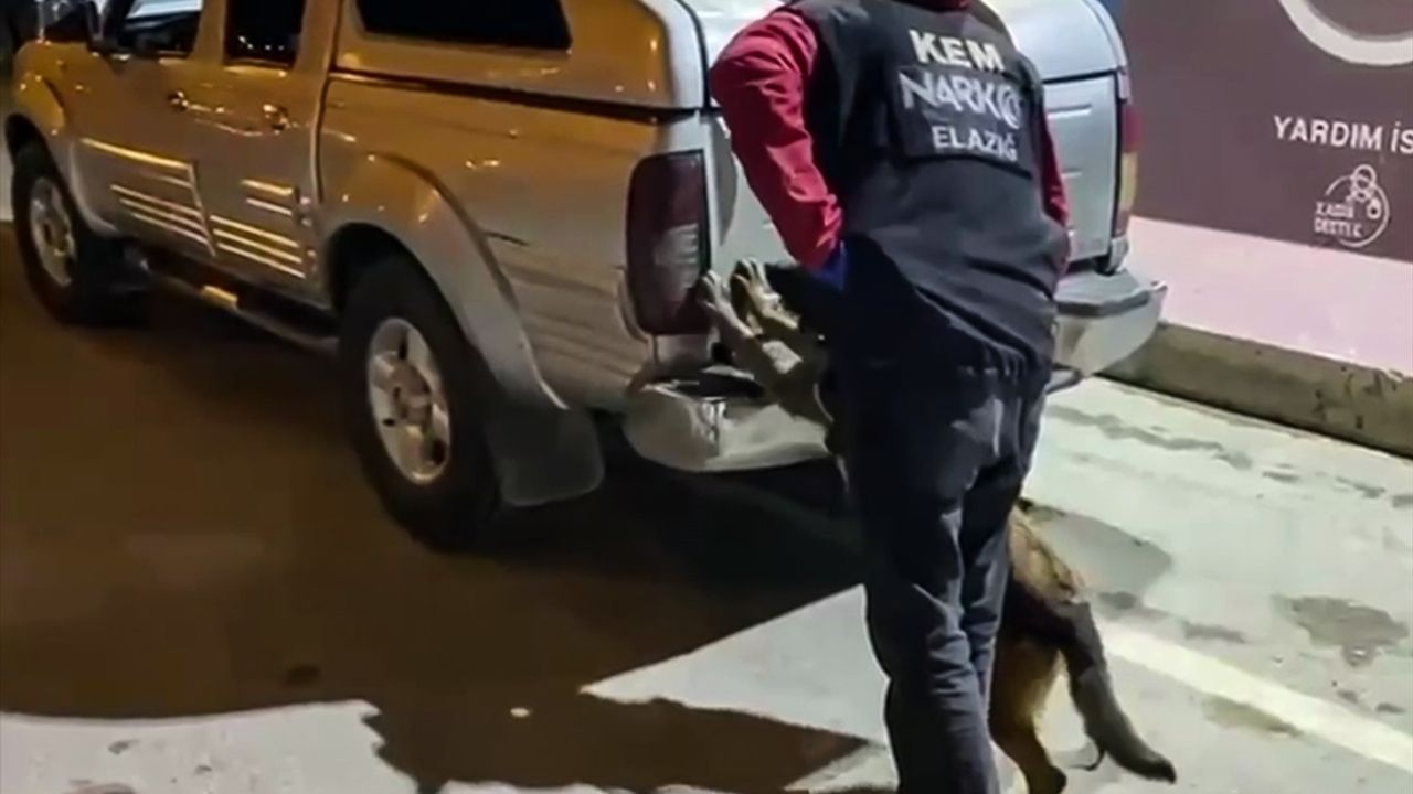 Elazığ'da Pikabın Bagajından 5 Kilogram Uyuşturucu Çıktı