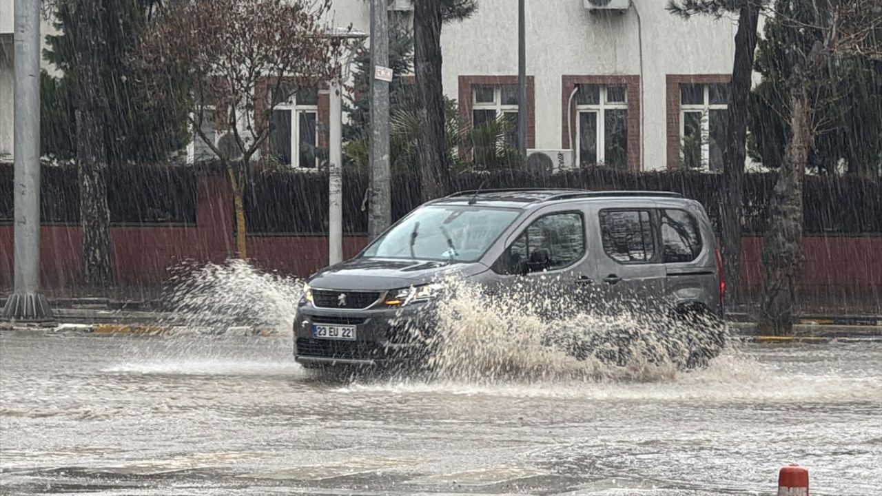Elazığ'da Sağanak Yağış Hayatı Olumsuz Etkiledi