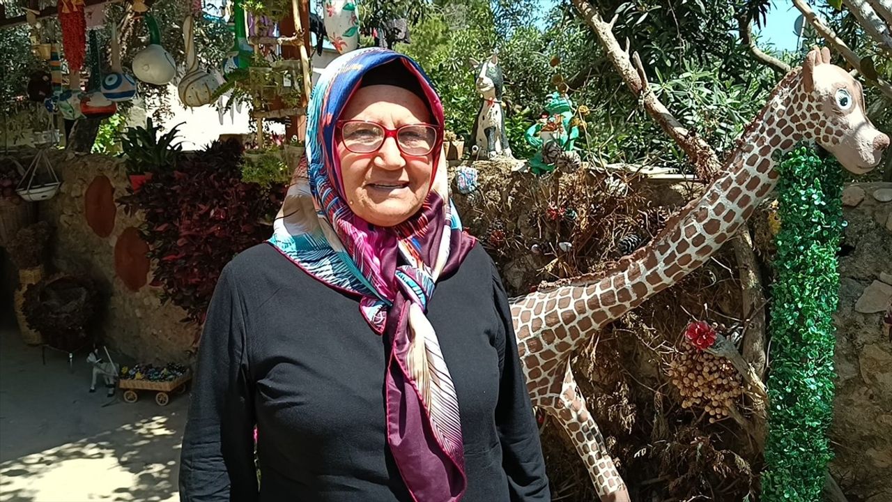 Emekli Öğretmen Bahçesini 'Sanat Galerisine' Dönüştürdü