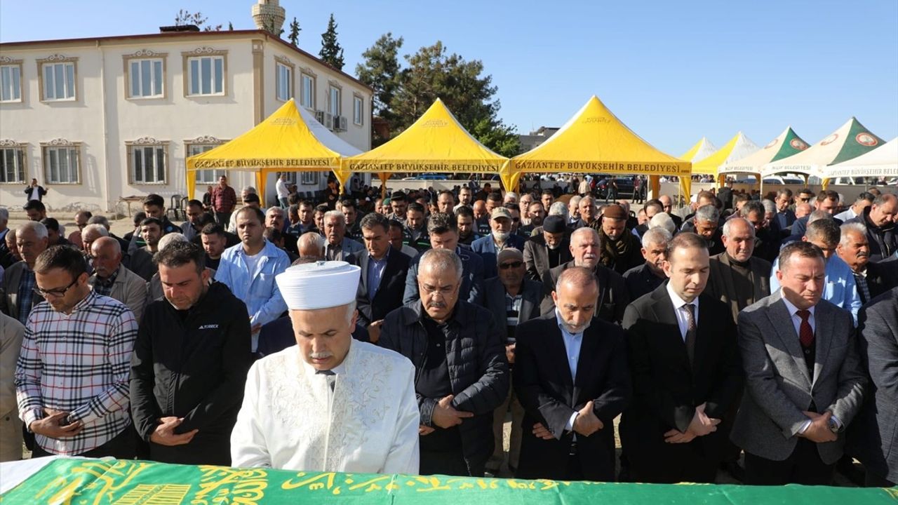 EPDK Başkanı Mustafa Yılmaz'ın Annesi Ümmühan Yılmaz'ı Son Yolculuğuna Uğurladı