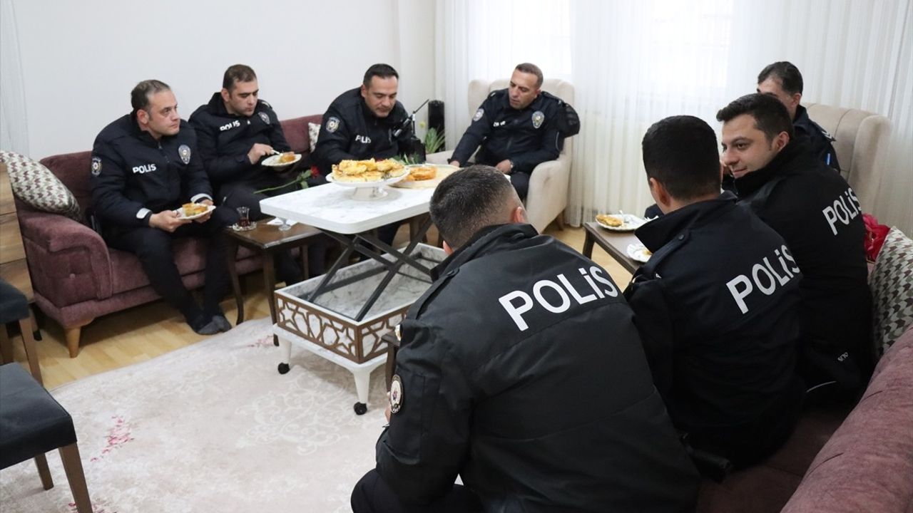 Erzincan'da Kavga İhbarına Giden Polislere Ev Hanımlarından Sürpriz Kutlama