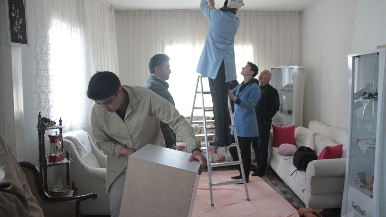 Erzincan'da Meslek Liseliler Yaşlılar İçin İyilik Projesi Gerçekleştiriyor