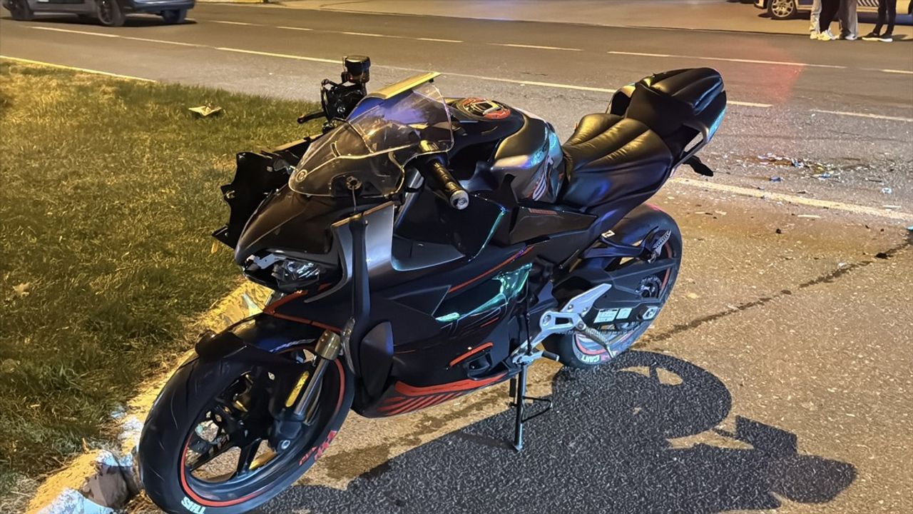 Erzincan'da Otomobil Motosikletle Çarpıştı: İki Yaralı