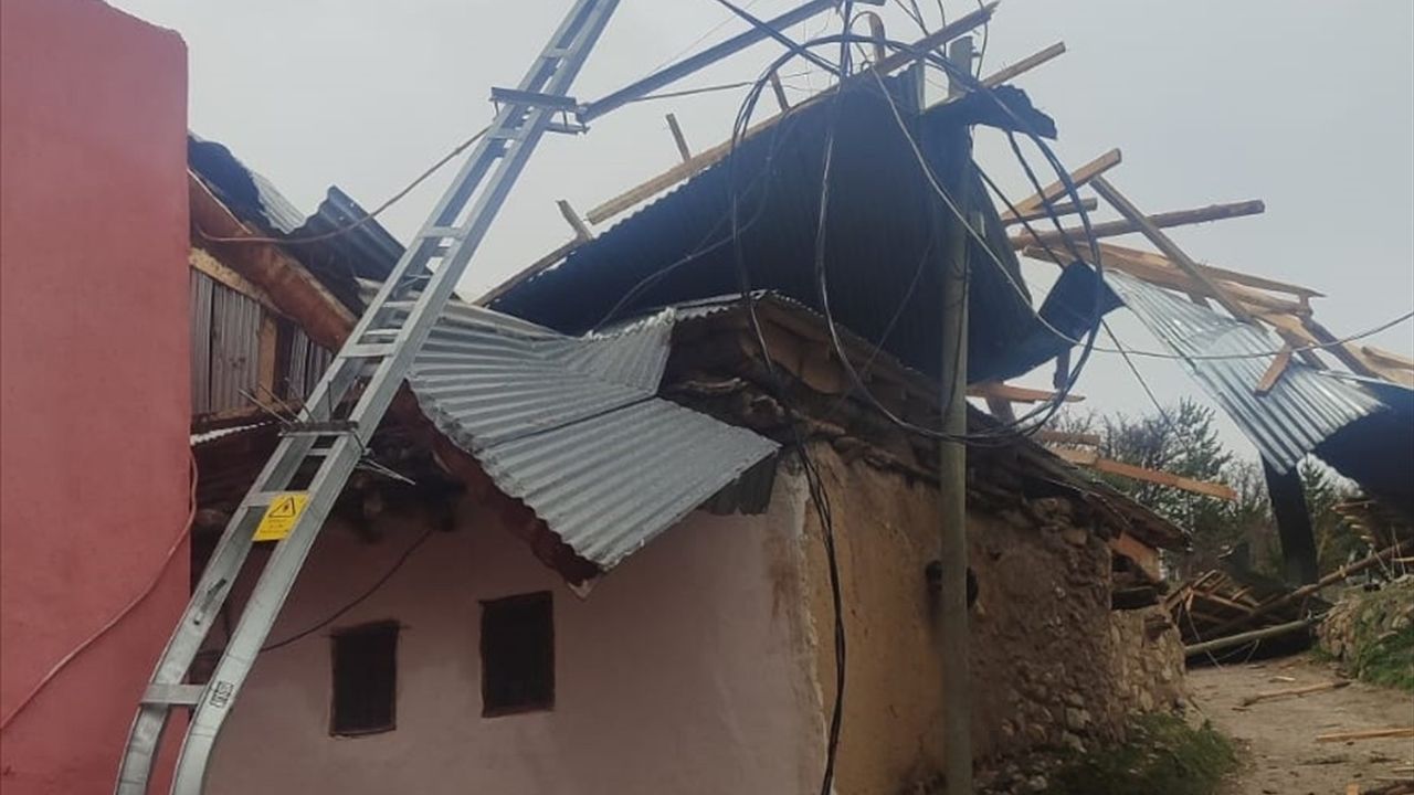Erzincan'da Şiddetli Fırtına Çatıları Uçurdu ve Direkleri Devirdi