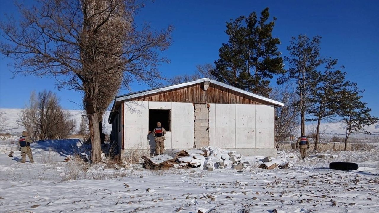 Erzurum'da 20 Düzensiz Göçmen Yakalandı, 1 Şüpheli Tutuklandı