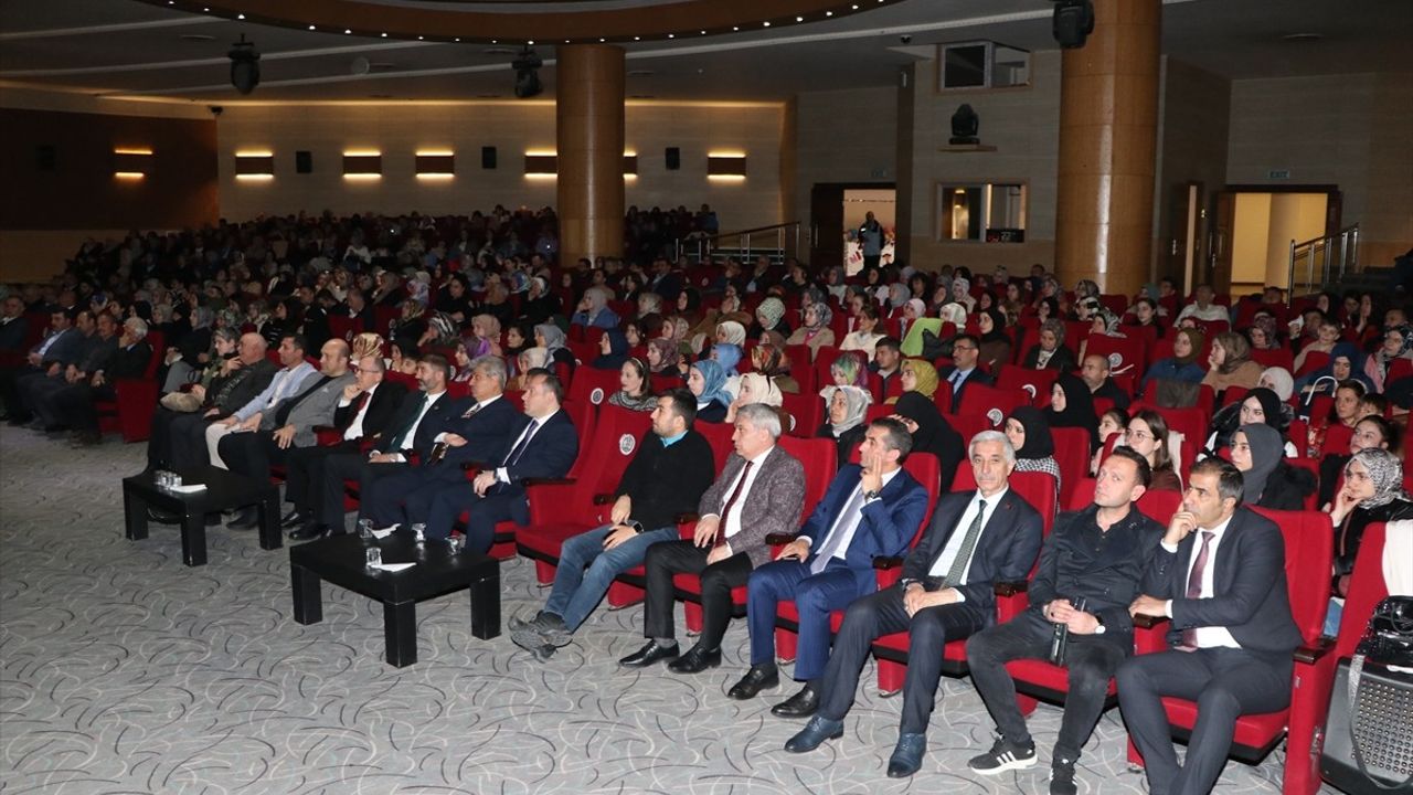 Erzurum'da Hane İçi Dijital Eğitim Konferansı Düzenlendi