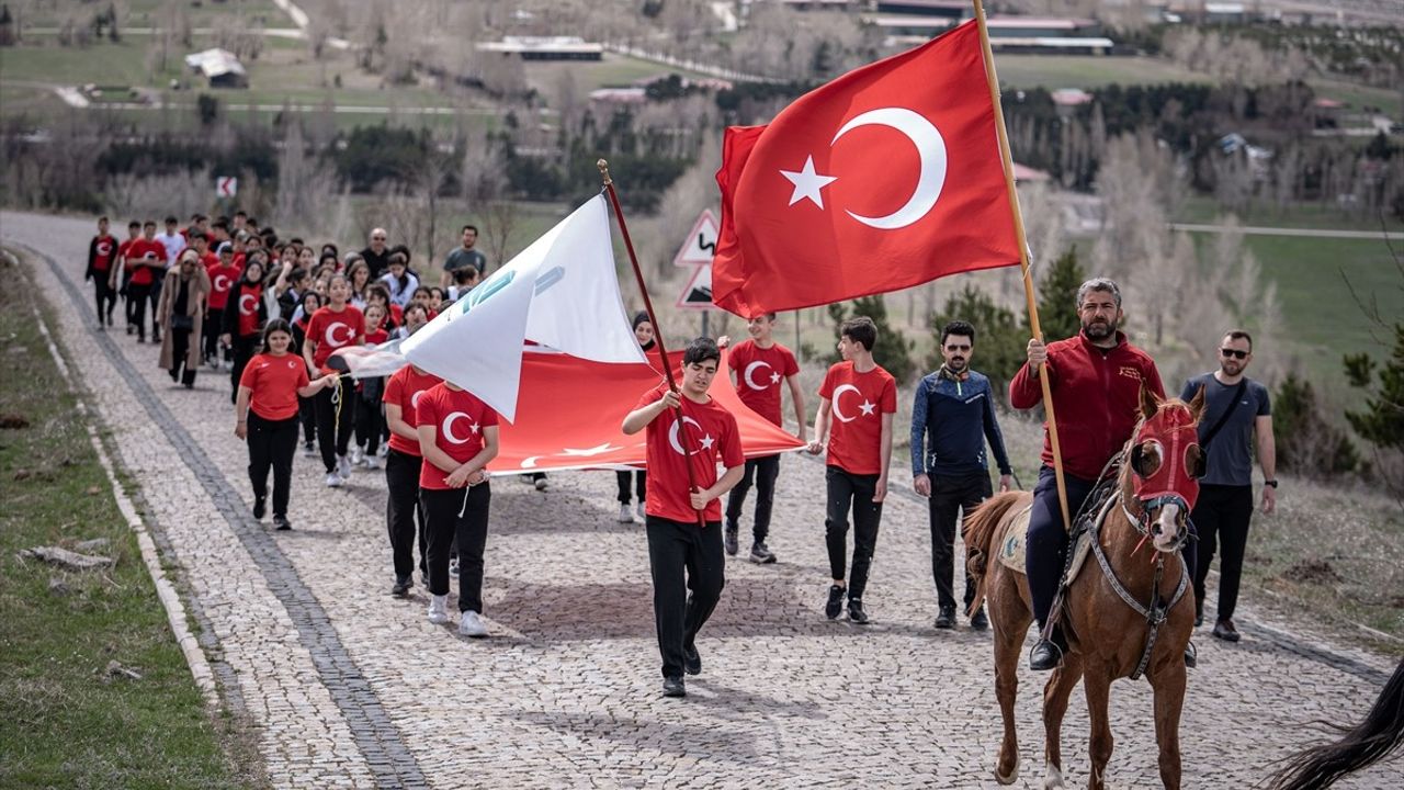 Erzurum'da Öğrenciler, Şehitleri Anmak İçin Tabyalara Yürüdü