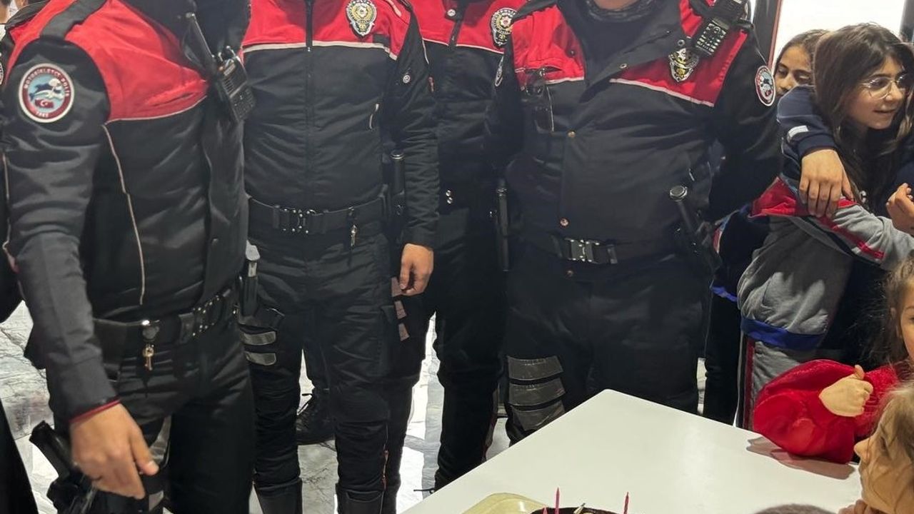 Erzurum'da Öğrencilerden Polislere Anlamlı Sürpriz Kutlama