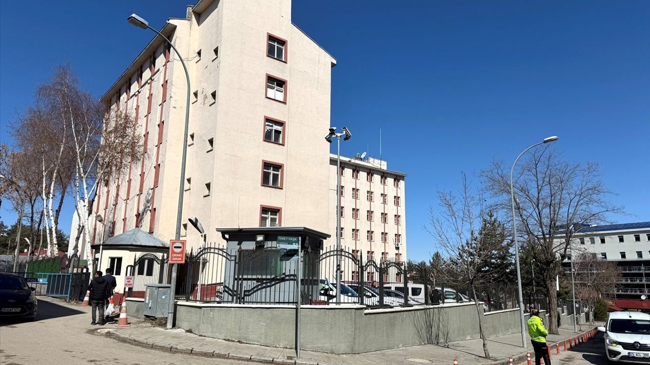 Erzurum'da Polis Mesai Arkadaşını Kazara Yaraladı
